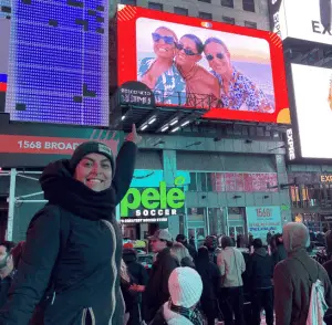 שלט חוצות בטיימס סקוור ליום הולדת