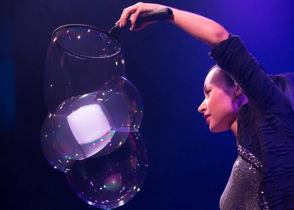 The Gazillion Bubble Show- מופע הבועות המרהיב של ניו יורק- VIATOR