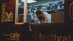 פודטראק אוכל רחוב עם נקניקיות והמבורגרים בסגנון ניו יורקי