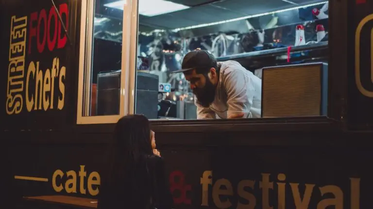 פודטראק אוכל רחוב עם נקניקיות והמבורגרים בסגנון ניו יורקי