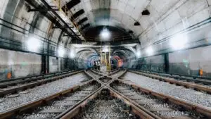 תחנת רכבת תחתית עתיקה עם תקרת קמרון מרוצפת