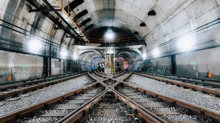 תחנת רכבת תחתית עתיקה עם תקרת קמרון מרוצפת